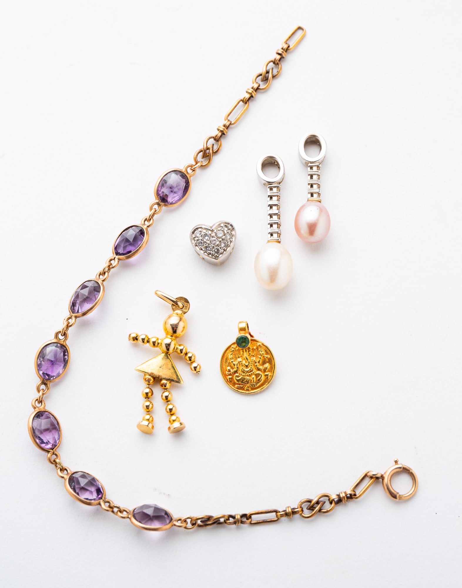 SMALL GROUP OF GOLD JEWELRY. (1 of 2)