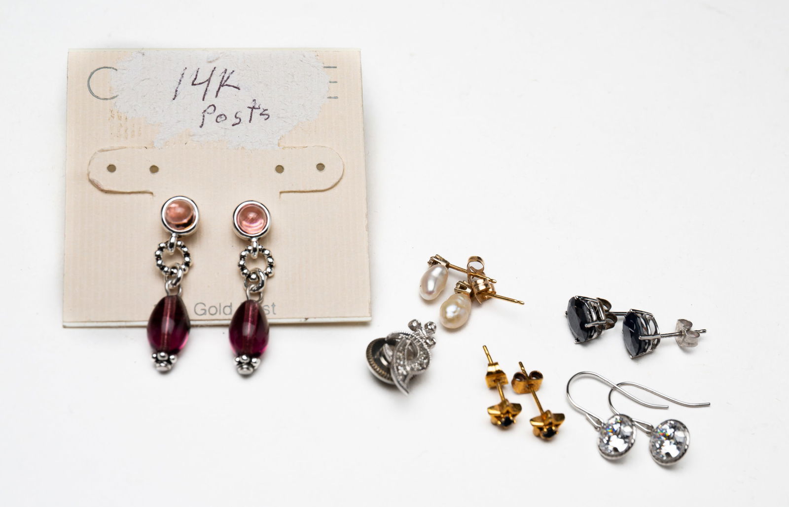 SMALL GROUP OF EARRINGS AND MASONIC PIN. (1 of 2)