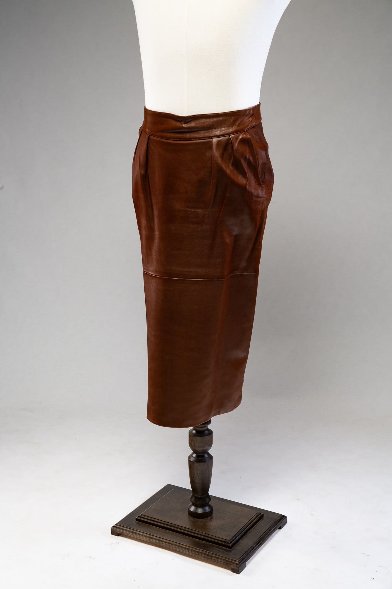 HERMES LEATHER SKIRT.: French. Brown lamb's skin. Women's size 44. Full length skirt with pockets.