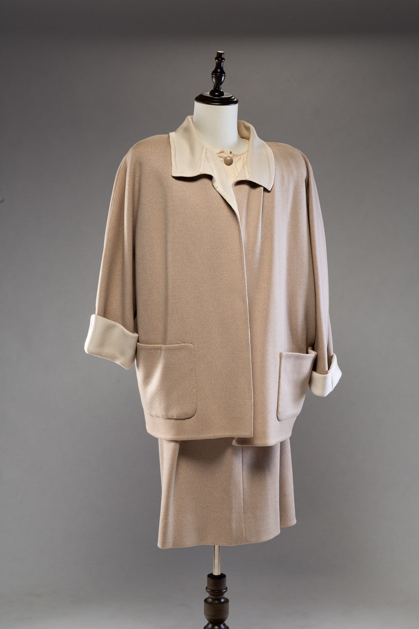 OSCAR DE LA RENTA THREE PIECE SUIT.: American. Beige oversized blazer coat, flowy shirt and a pencil skirt. Minor wear. Shoulder pads.
