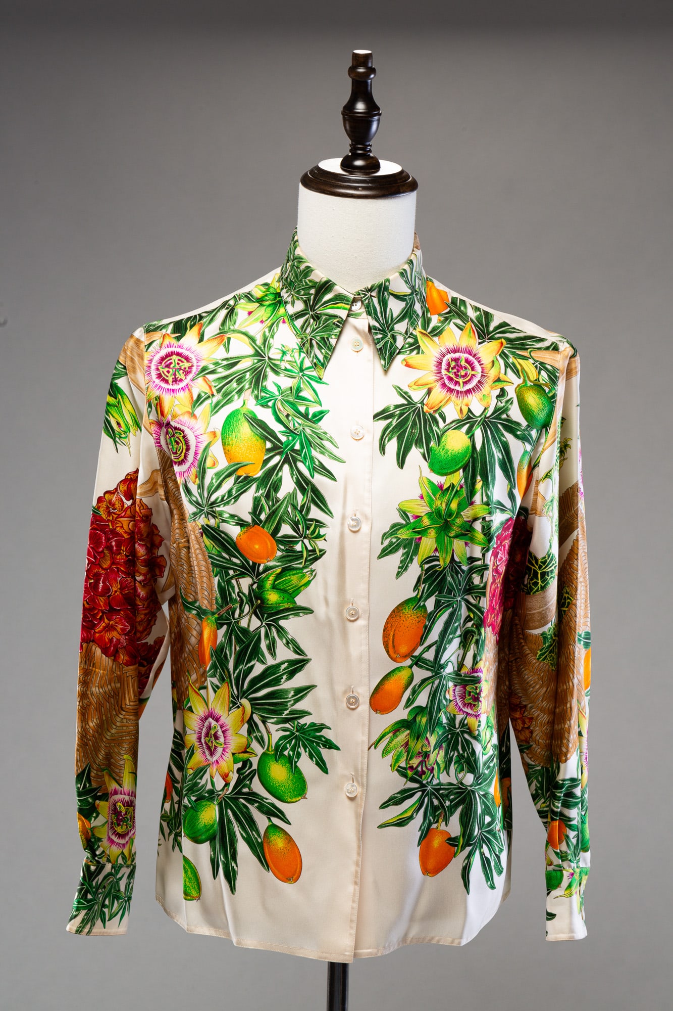 HERMES PASSIFLORES BLOUSE.: Silk. Women's size 42. Passion fruits and flowers design on white ground.