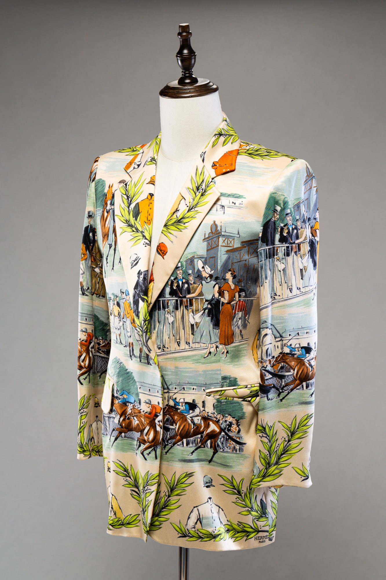 HERMES WOMENS HORSE RACING MOTIF BLAZER.: French. Silk. Size 42. White ground with horse racing scenes.