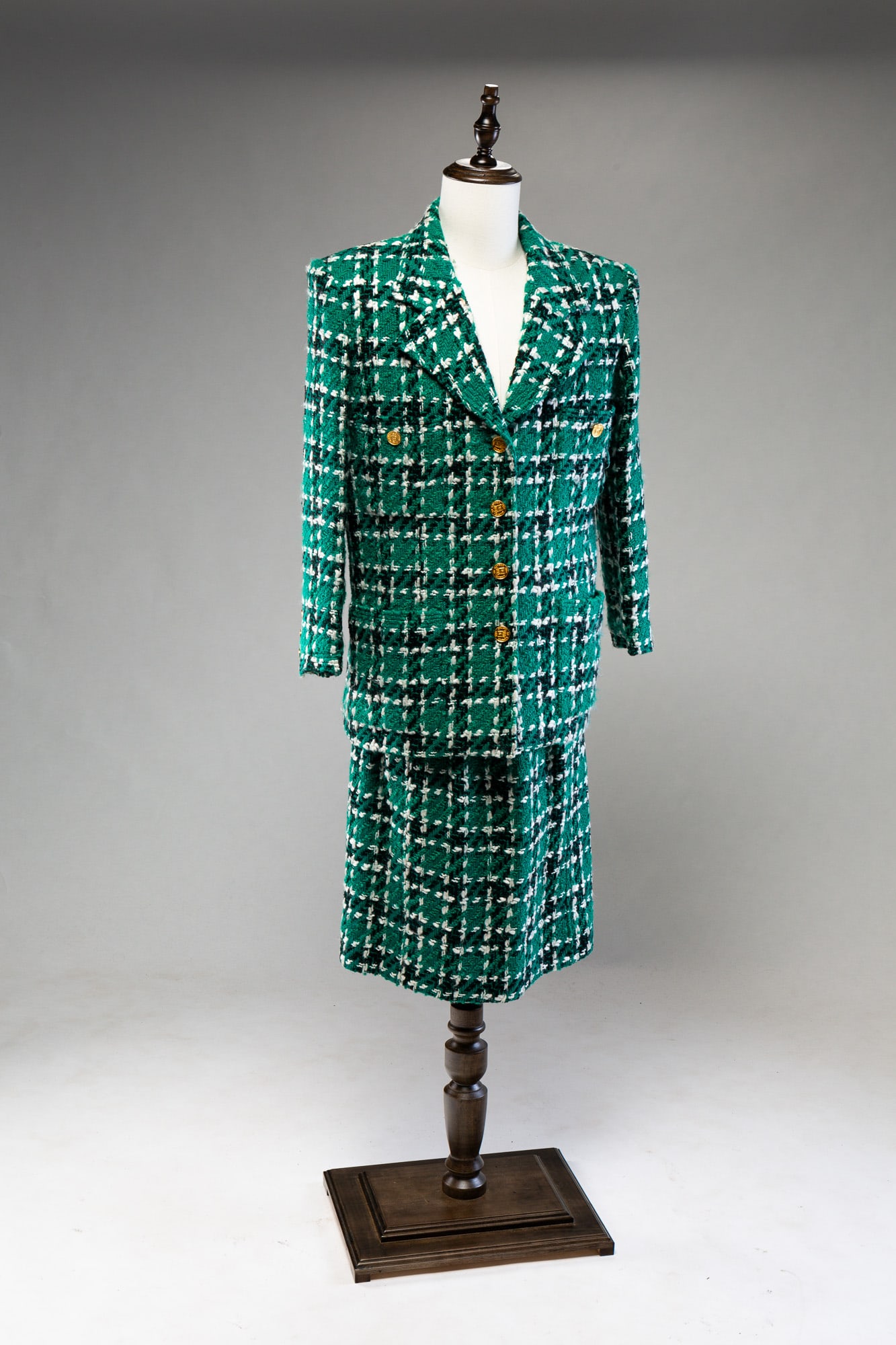 CHANEL GREEN BOUCLE WOMEN'S SUIT. (1 of 5)