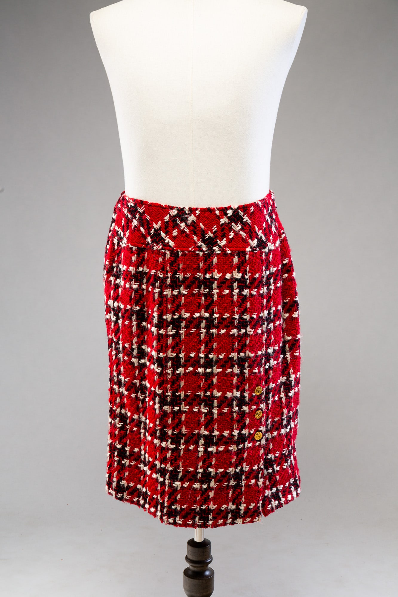 CHANEL RED SKIRT AND SILK BLOUSE. (1 of 7)