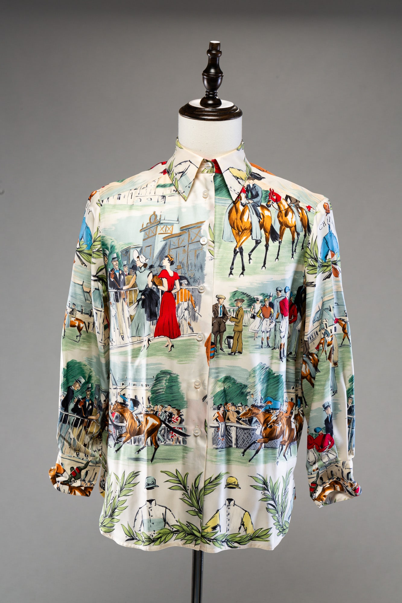 HERMES WOMENS HORSE RACING MOTIF SHIRT.: French. Silk. Size 38. White ground with horse racing scenes.