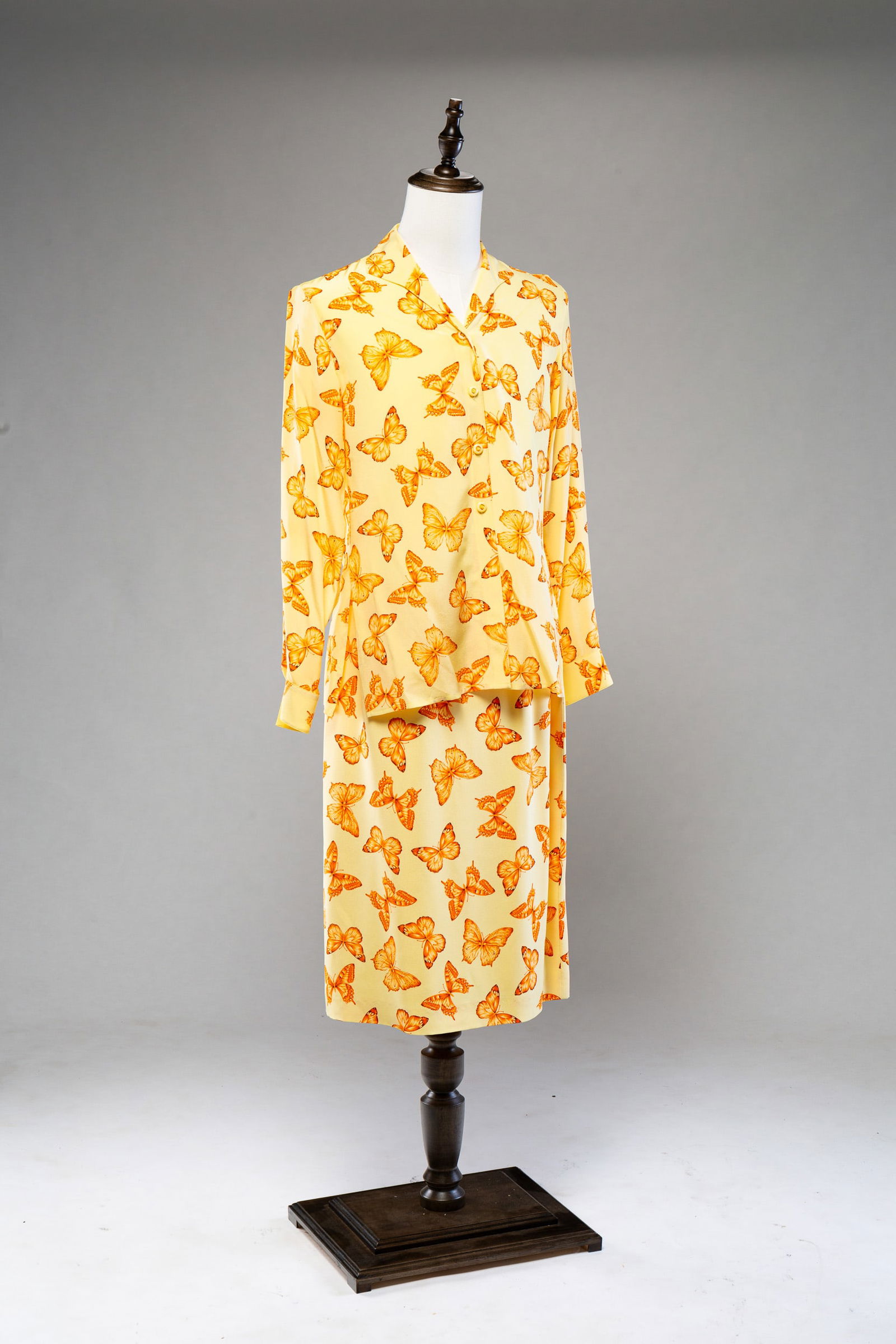 FIVE ESCADA GARMENTS. (1 of 8)