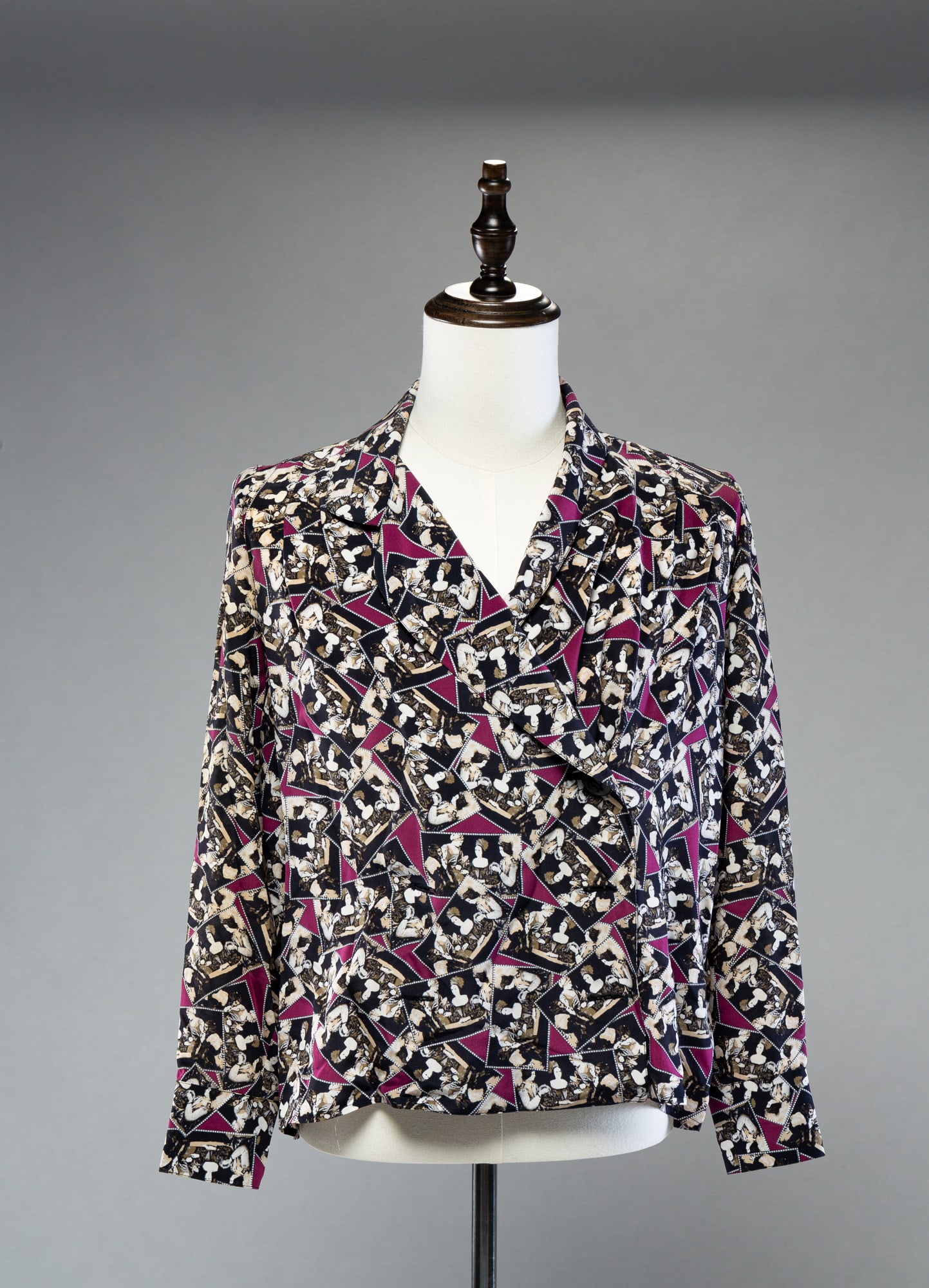 PATTERNED DESIGNER BLOUSE AND SWEATER. (1 of 6)