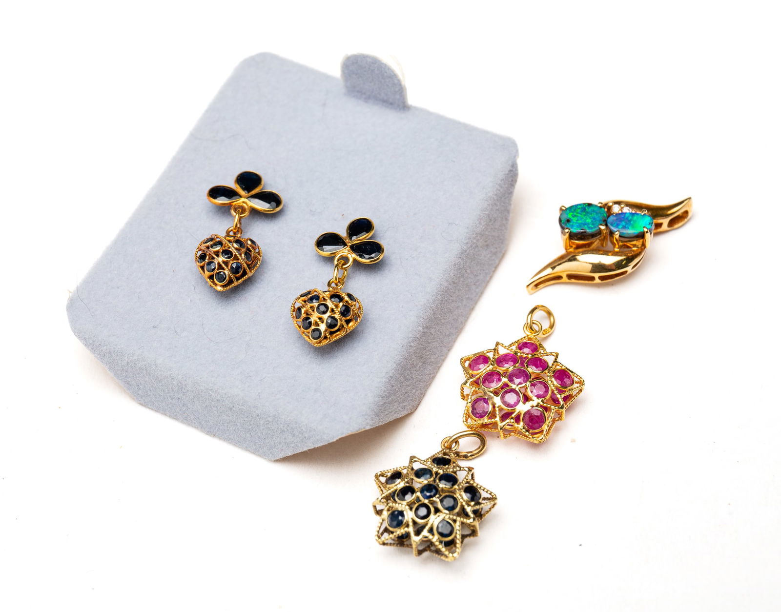 GROUPING OF GOLD JEWELRY. (1 of 1)