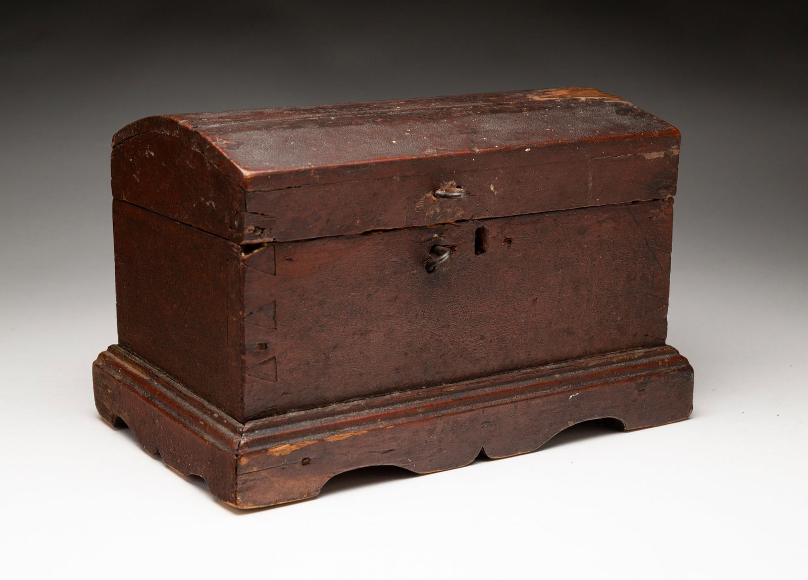 DOMED PAINTED BOX. (1 of 5)