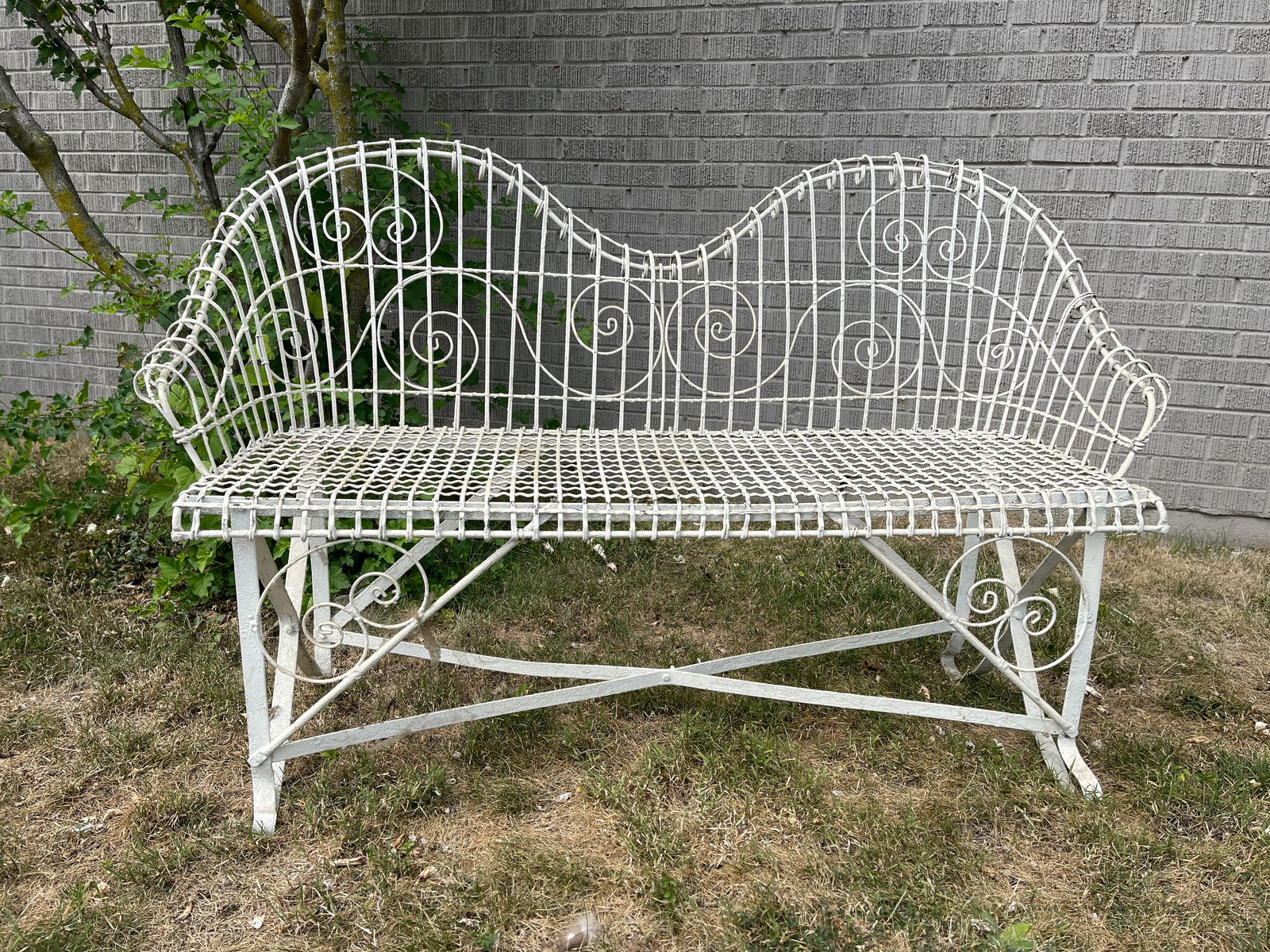WIRE GARDEN BENCH. (1 of 2)