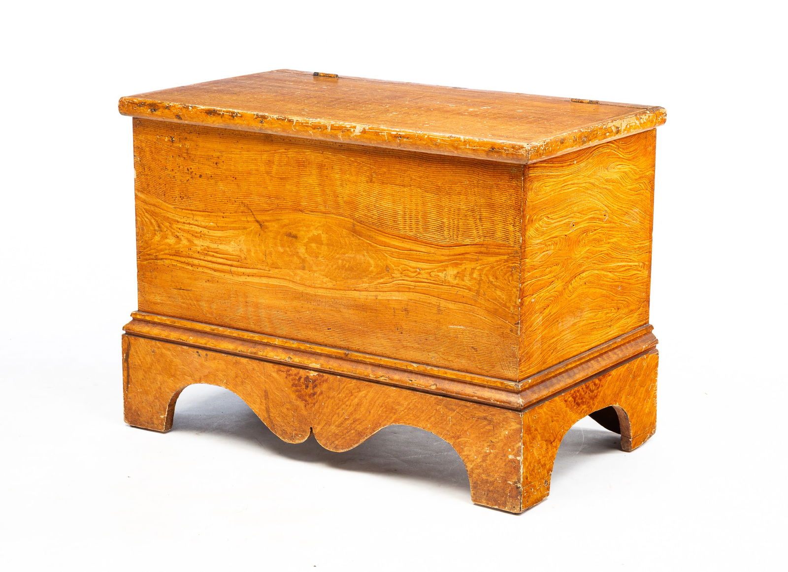 GRAIN PAINTED BLANKET CHEST. (1 of 4)