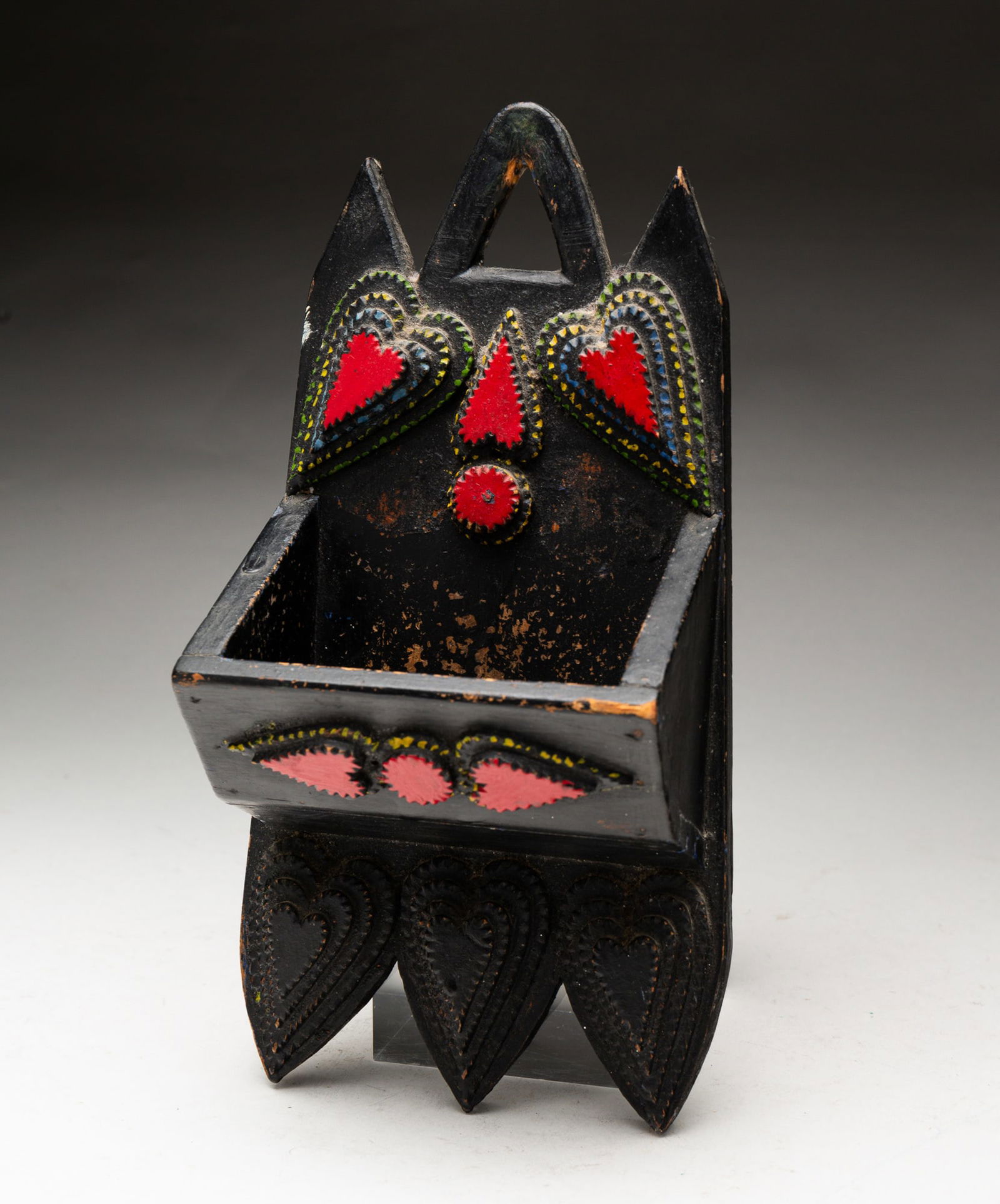 TRAMP ART PAINTED WALL POCKET. (1 of 3)