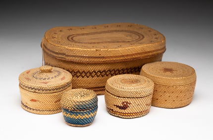 FIVE SMALL MAKAH LIDDED BASKETS.