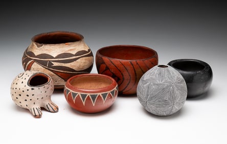 SIX NATIVE PUEBLO POTTERY PIECES.