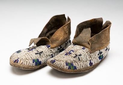 PAIR OF BEADED PLAINS CHILDS MOCCASINS.