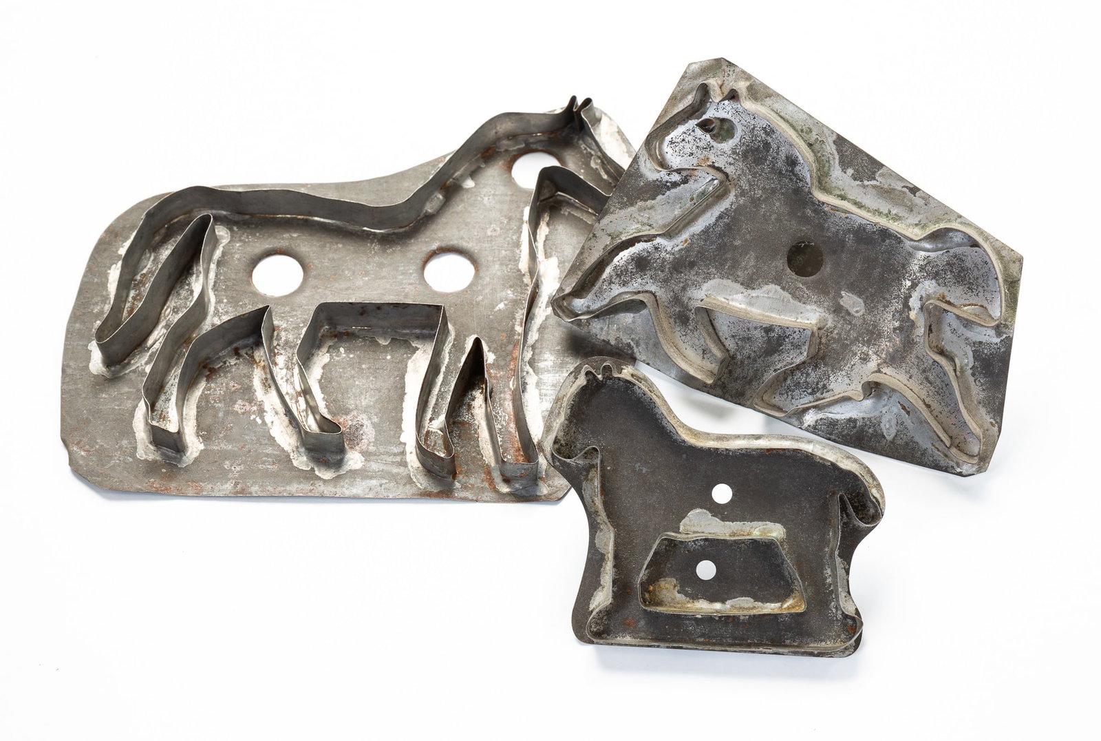 THREE TIN HORSE COOKIE CUTTERS. (1 of 2)
