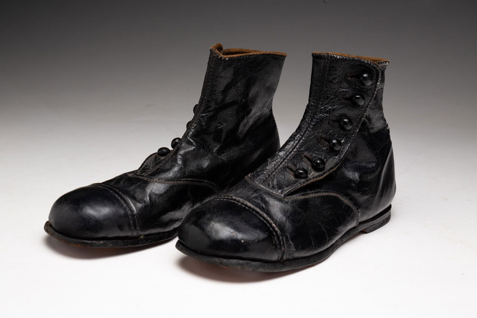 PAIR SMITH WALLACE SHOE COMPANY KINDERGARTEN SHOES. (1 of 3)