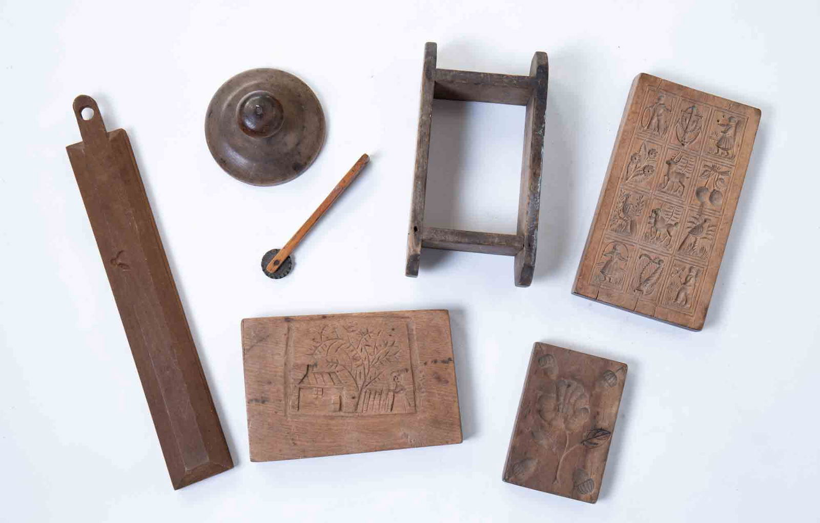 GROUP OF WOODENWARE. (1 of 3)