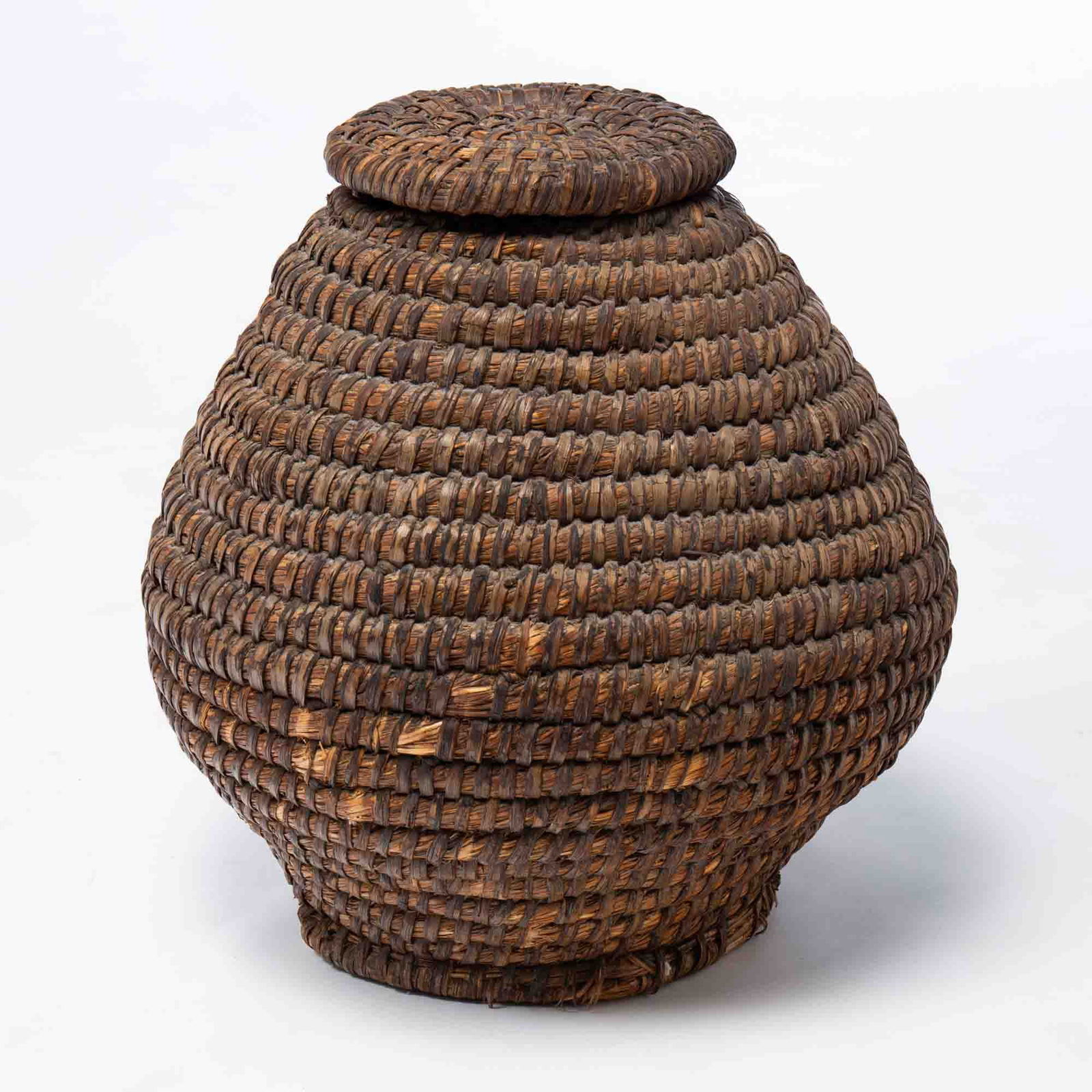 UNUSUAL LIDDED BEEHIVE FORM RYE STRAW BASKET JAR. (1 of 2)