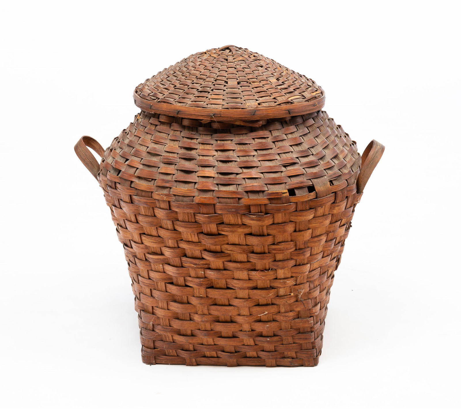 LIDDED DOUBLE HANDLED BASKET. (1 of 5)