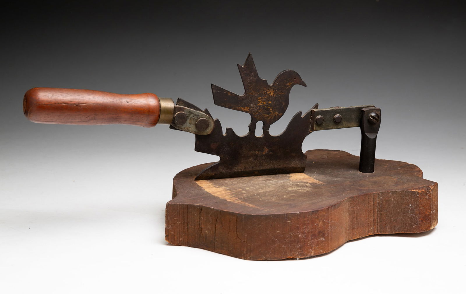 CUTTING BOARD WITH ATTACHED BIRD-FORM CHOPPER. (1 of 4)