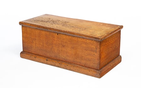 YOUTH SIZE GRAIN PAINTED BLANKET BOX.