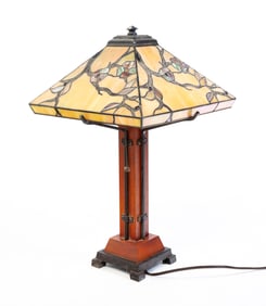 ARTS AND CRAFTS STYLE TABLE LAMP.