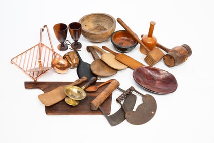 GROUP OF HOUSEHOLD ITEMS.