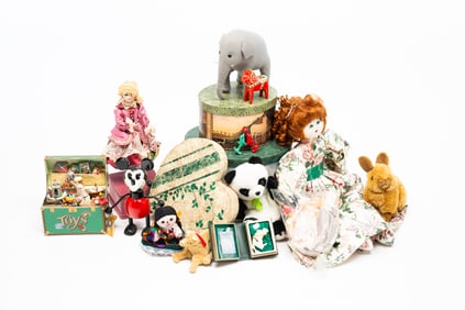 COLLECTION OF CHILDREN'S ITEMS.