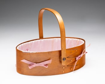 SHAKER BENTWOOD CARRIER WITH HANDLE.