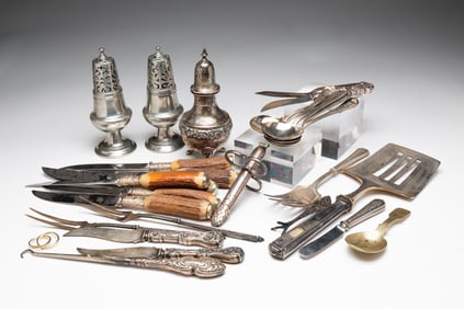 SELECTION OF ASSORTED TABLE WARE.