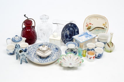 GROUP OF PORCELAIN AND GLASSWARE.