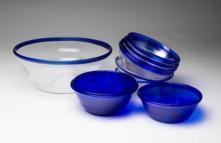 GROUP OF CONTEMPORARY BLOWN GLASS BOWLS.