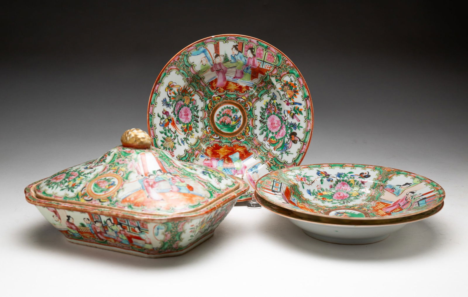 FOUR CHINESE EXPORT ROSE MEDALLION SERVING DISHES. (1 of 5)