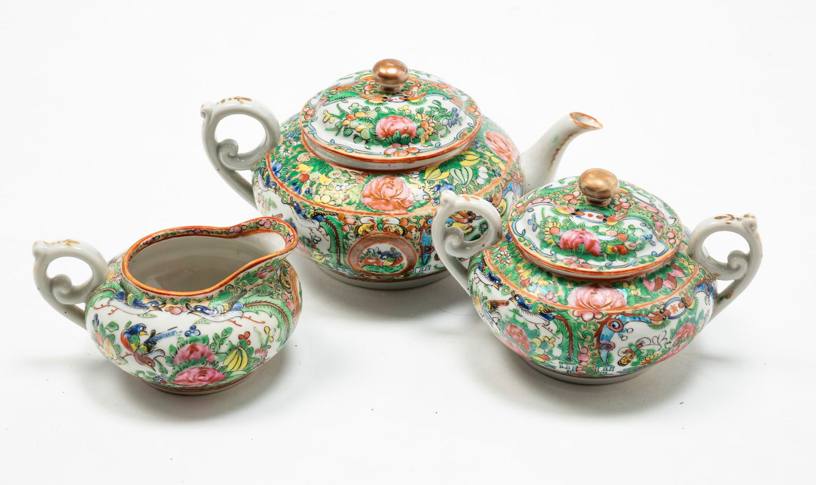 CHINESE EXPORT ROSE MEDALLION PORCELAIN TEA SET. (1 of 3)