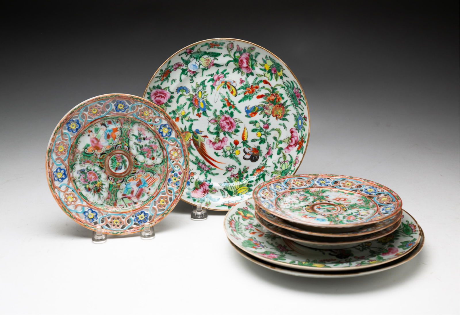 SEVEN FAMILLE ROSE MEDALLION PLATES. (1 of 4)