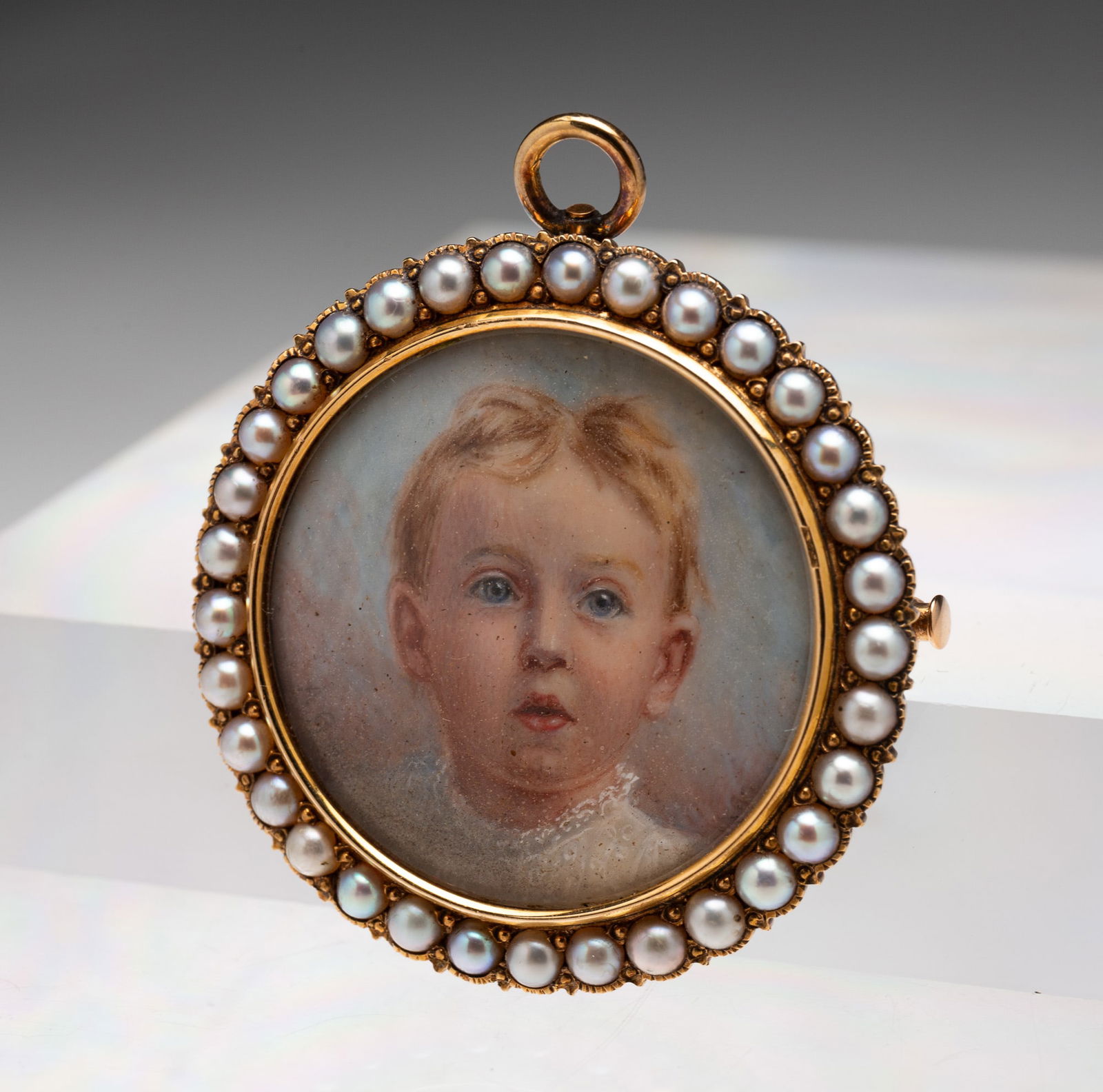 MINIATURE PORTRAIT IN YELLOW GOLD AND SEED PEARL PENDANT. (1 of 2)