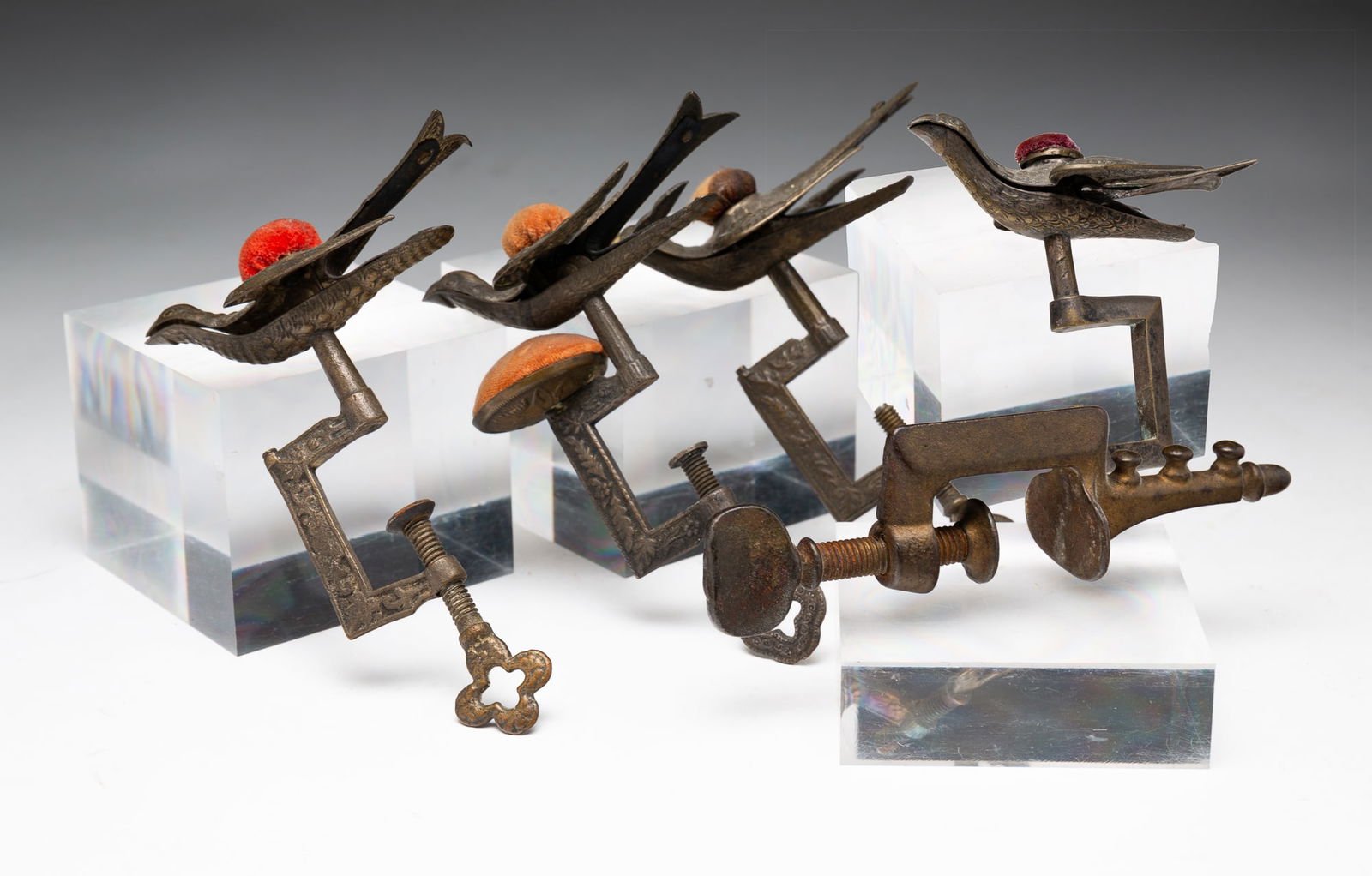 FIVE IRON SEWING BIRDS. (1 of 3)