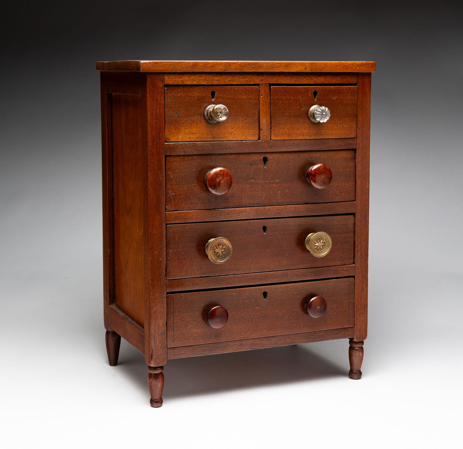 SALESMAN SAMPLE MINIATURE CHEST OF DRAWERS. (1 of 7)