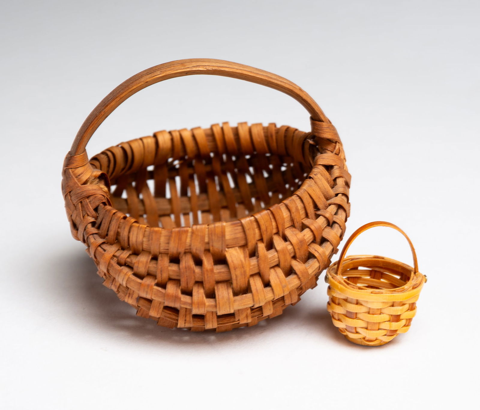 MINIATURE BUTTOCKS BASKET AND MINIATURE NANTUCKET STYLE BASKET. (1 of 3)