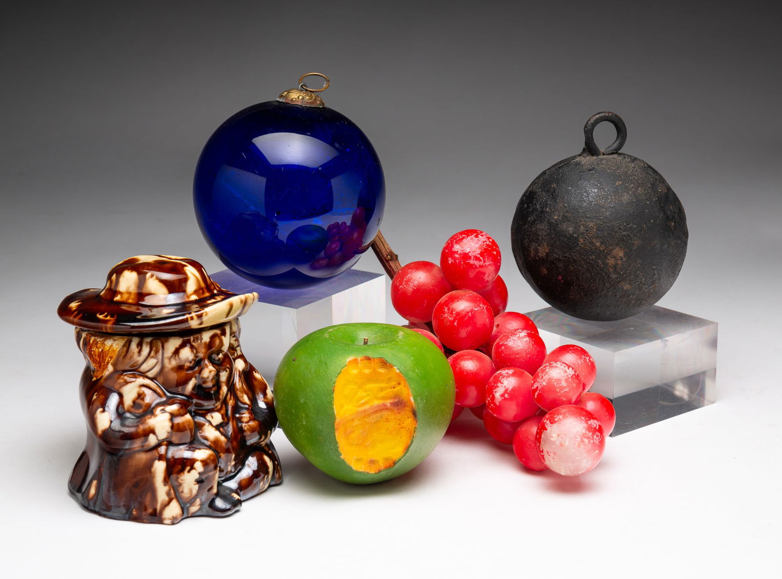 GROUP OF DECORATIVE ITEMS. (1 of 4)