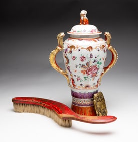 COLLECTION OF THREE ASIAN DECORATIVE ITEMS.