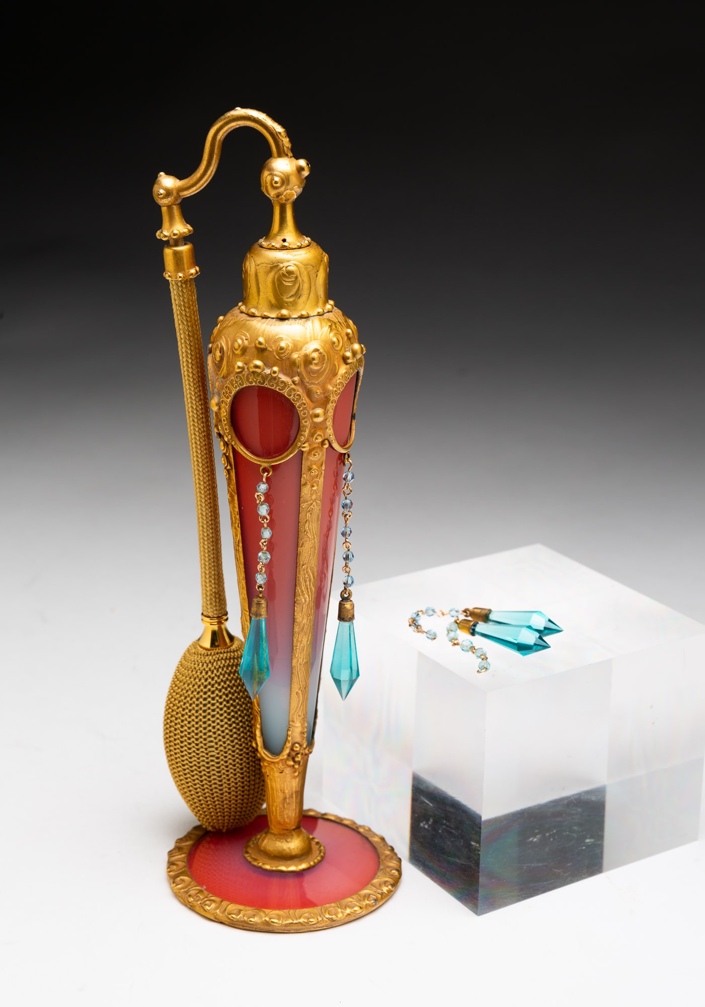 "IMPERIAL" ART GLASS PERFUME ATOMIZER BY DEVILBISS. (1 of 3)