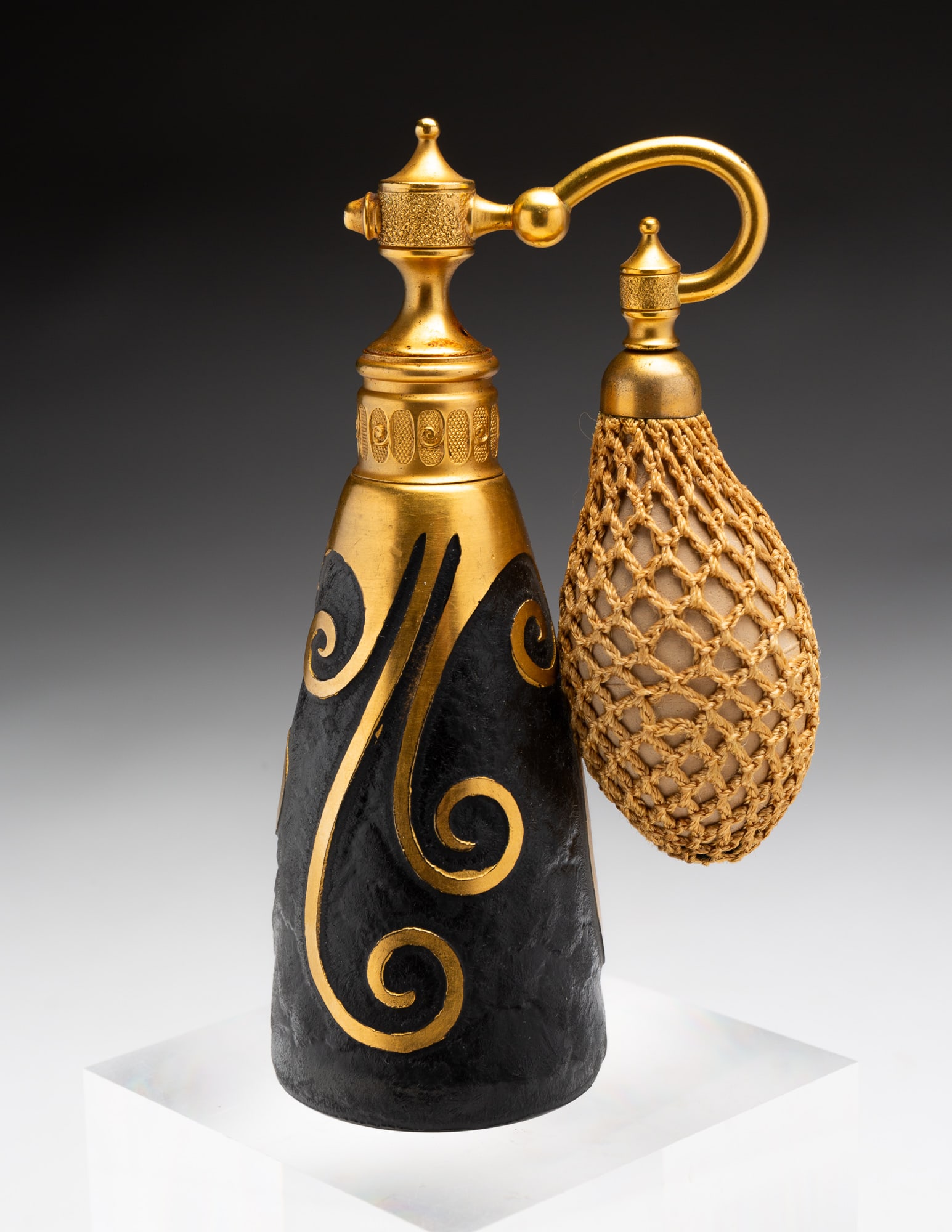 FINE GILT ART GLASS PERFUME ATOMIZER BY DEVILBISS. (1 of 3)