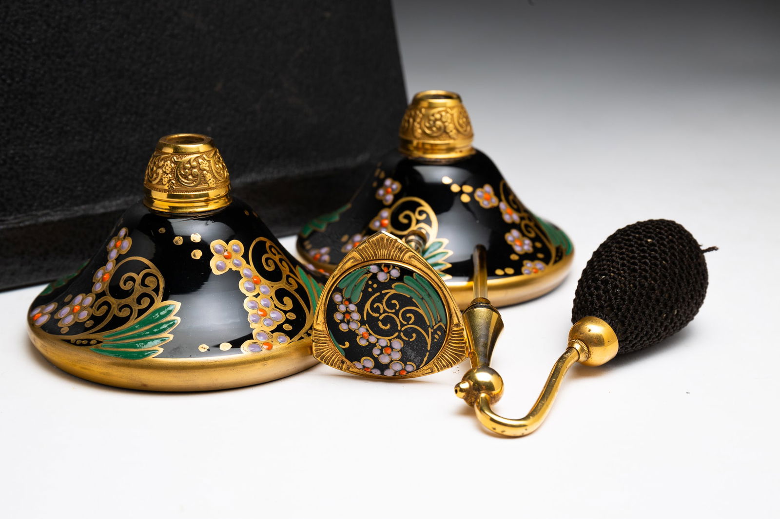 ART GLASS PERFUME ATOMIZER AND DAUBER SET IN DELUXE BOX BY DEVILBISS. (1 of 4)