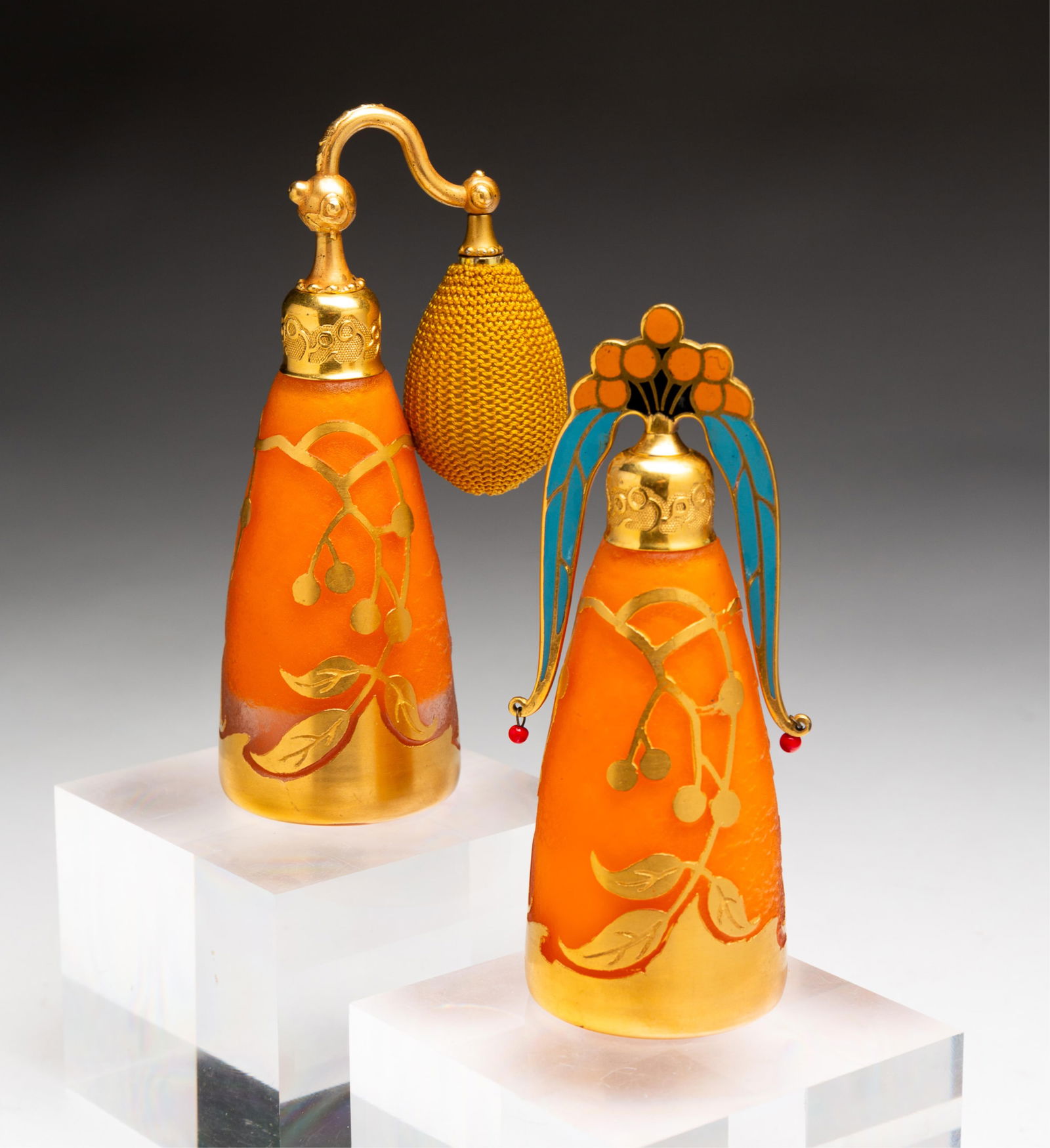 ART NOUVEAU PERFUME ATOMIZER AND DAUBER SET BY DEVILBISS. (1 of 2)