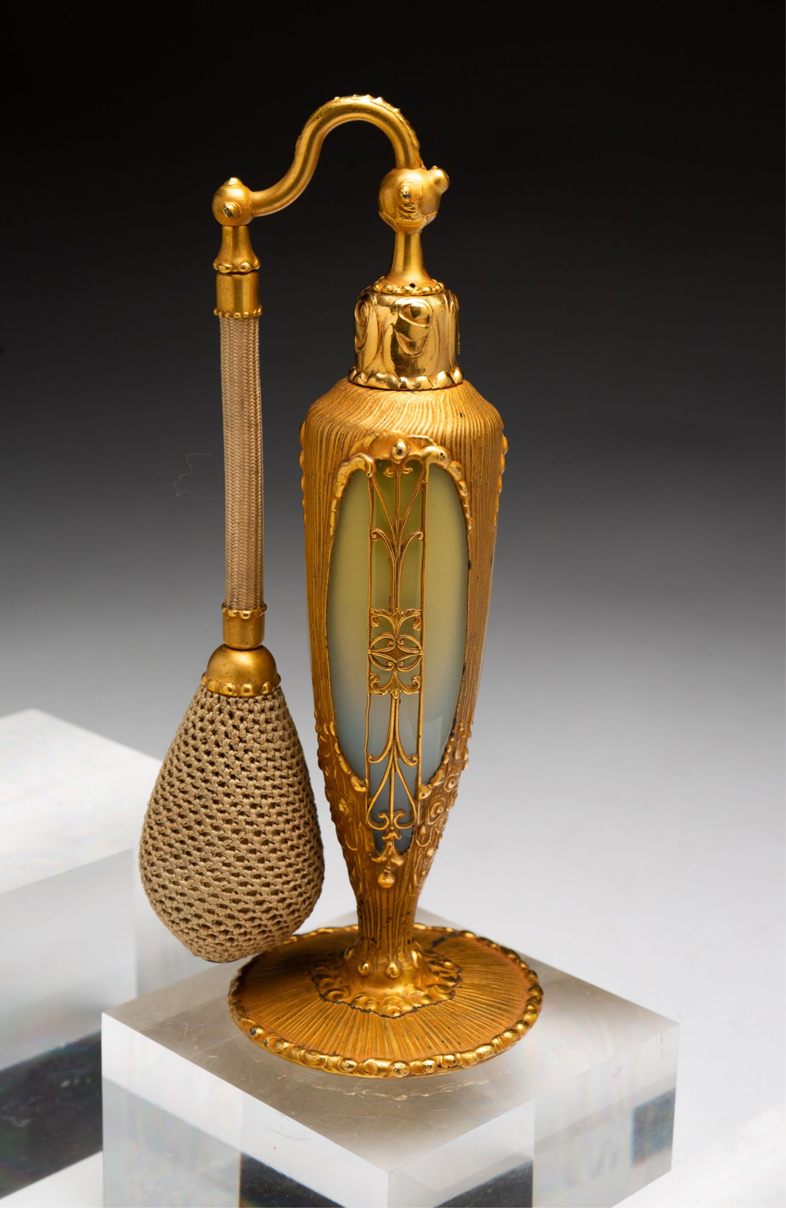 "IMPERIAL" ART NOUVEAU PERFUME ATOMIZER BY DEVILBISS. (1 of 3)