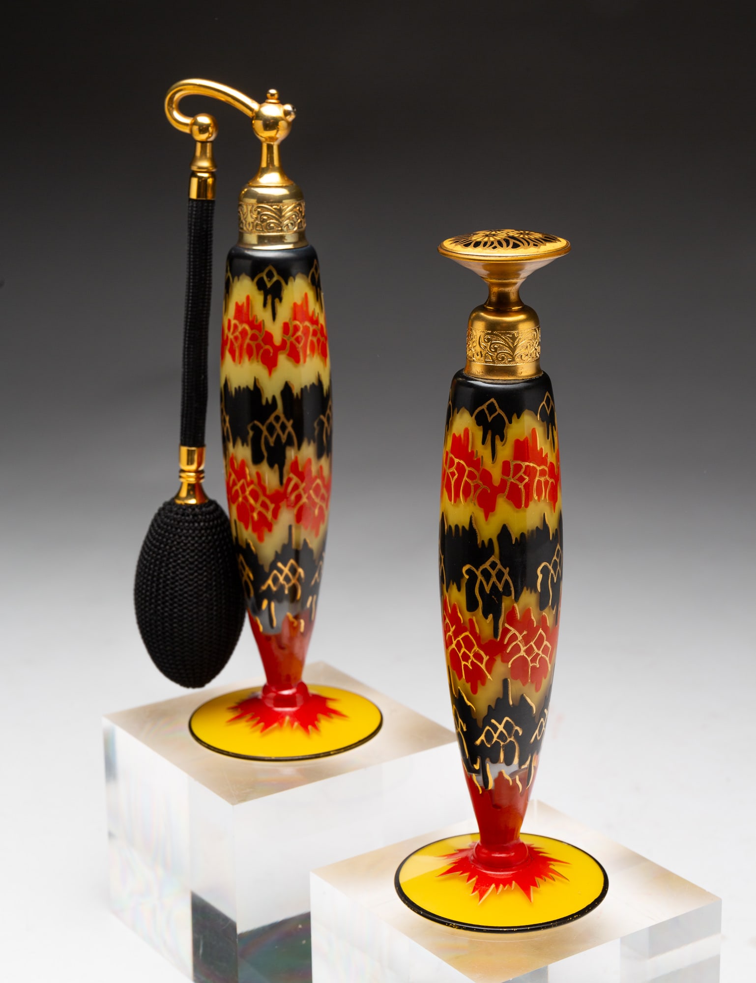 ART GLASS PERFUME ATOMIZER AND DAUBER SET BY DEVILBISS. (1 of 3)