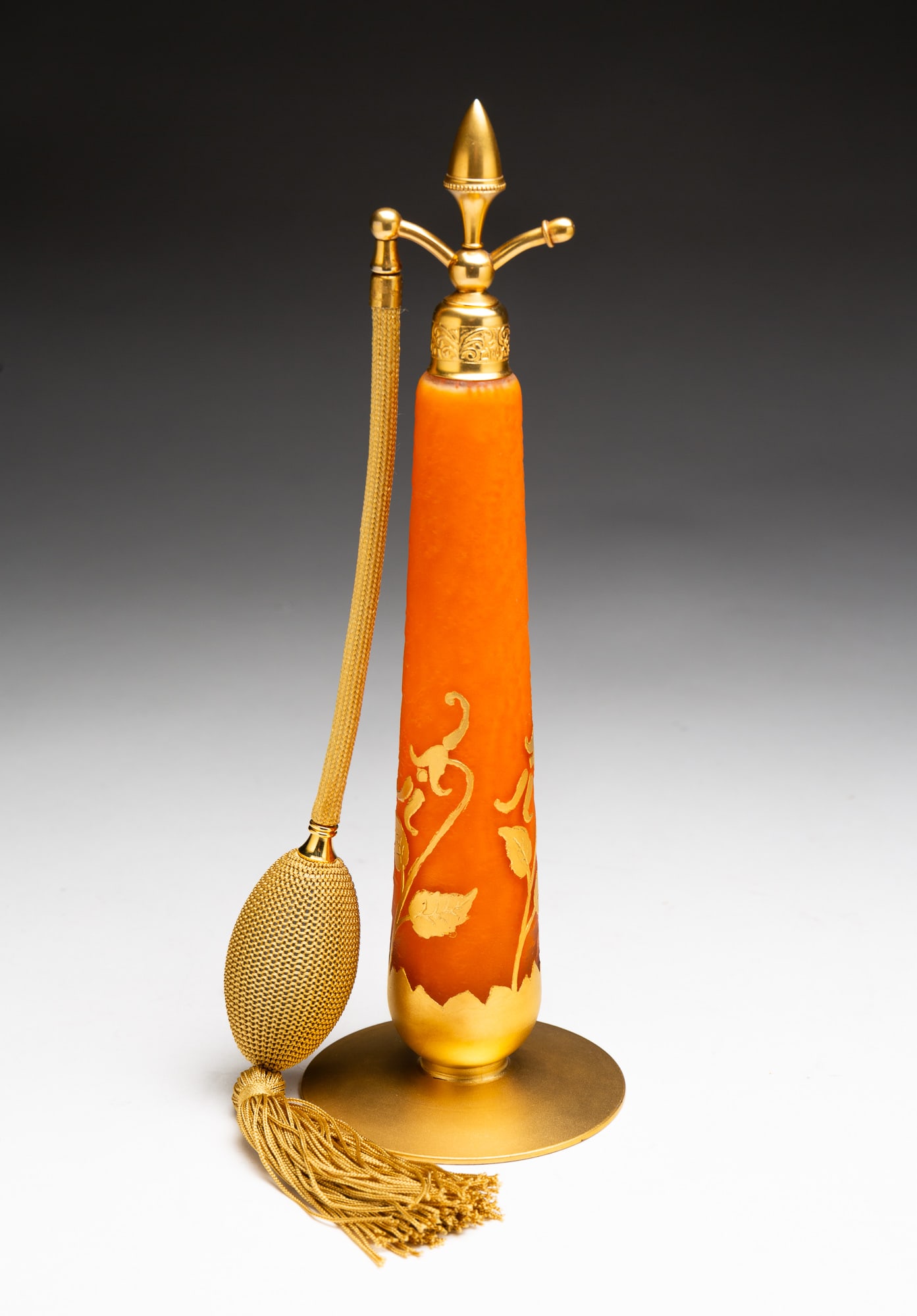 ART NOUVEAU PERFUME ATOMIZER BY DEVILBISS. (1 of 2)