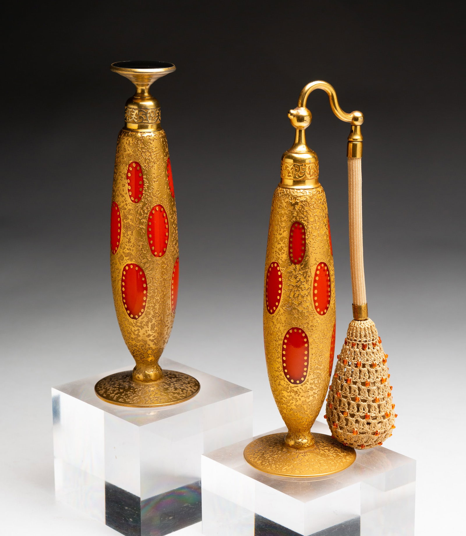 ART GLASS PERFUME ATOMIZER AND DAUBER SET BY DEVILBISS. (1 of 3)